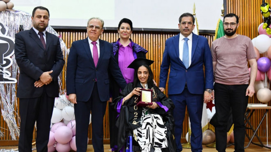 كلية الصيدلة بجامعة دمشق تحتفل بتخريج أكثر من 580 طالباً وطالبةً ‏