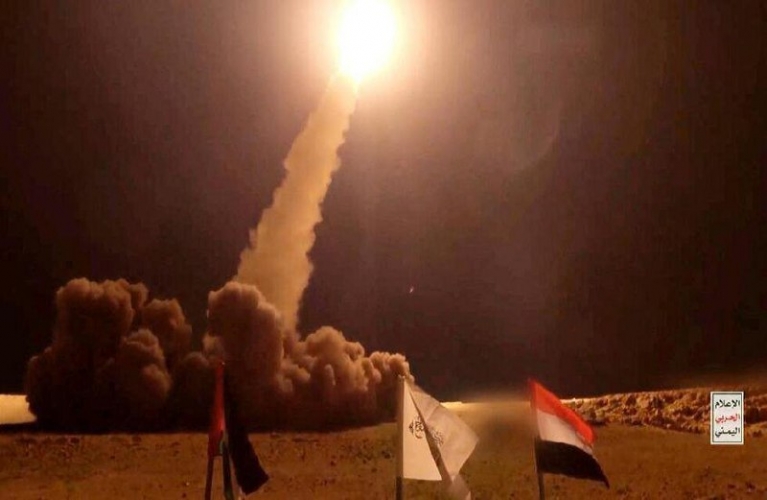 القوات المسلحة اليمنية تستهدف مطار اللد بصاروخ 
