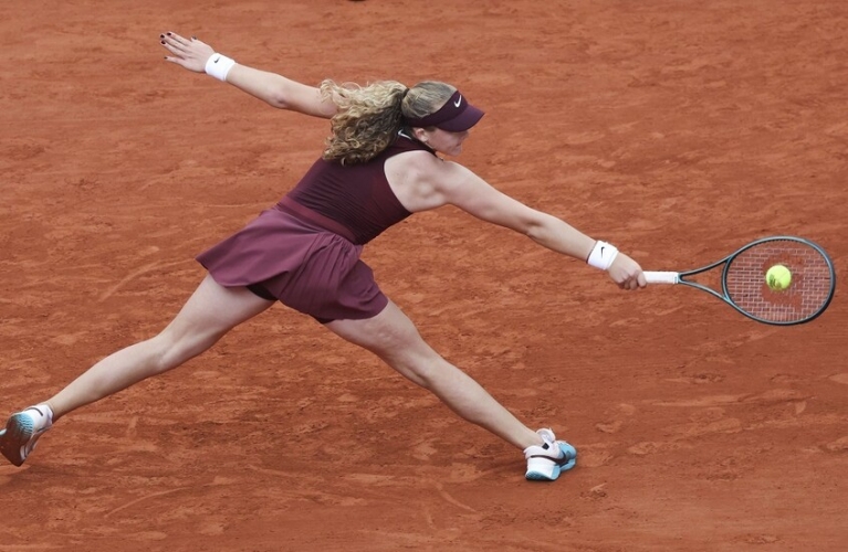 الروسية ميرا أندرييفا تودع 