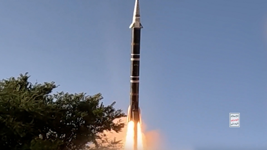 القوات اليمنية تستهدف مطار 