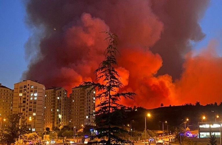 إجلاء آلاف السكان من بورصة التركية بسبب حرائق الغابات