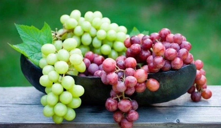 العنب رغم فوائده قد يتحول إلى خطر صامت في هذه الحالات