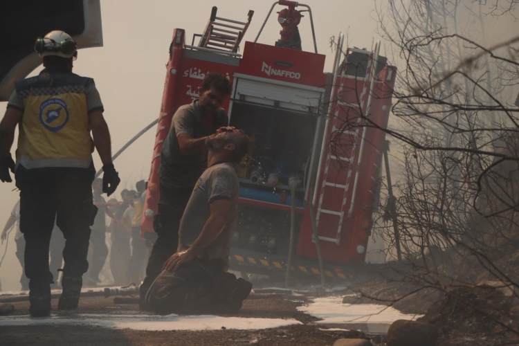 إصابة ثلاثة من عناصر الدفاع المدني خلال إطفاء حريق بغابات جبل التركمان