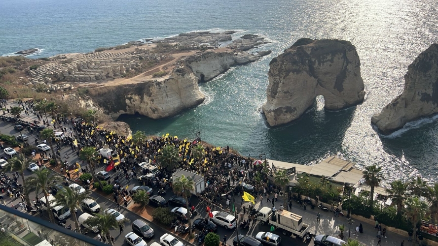 صورة السيد نصرالله تزين صخرة الروشة في بيروت بمناسبة الذكرى الاولى لشهادته