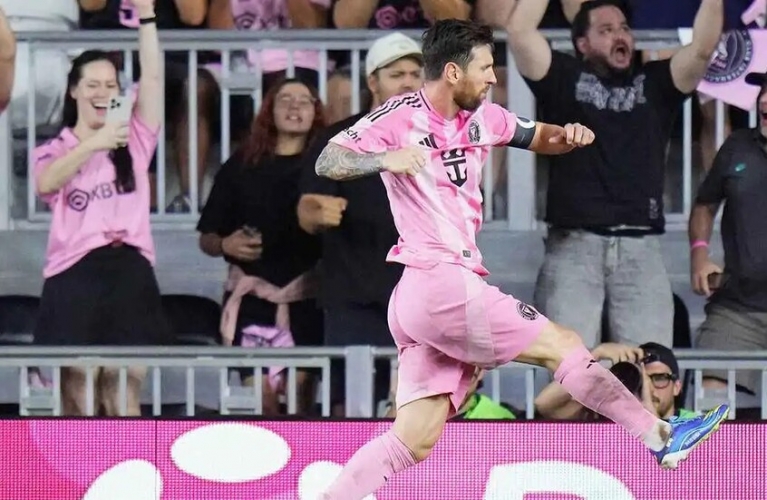 ميسي يصنع التاريخ بثنائية مذهلة ويقود إنتر ميامي لاكتساح أتلانتا يونايتد