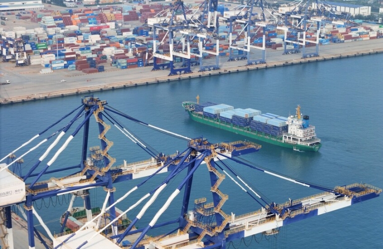 الصين تبدأ فرض رسوم خاصة على السفن المرتبطة بأمريكا