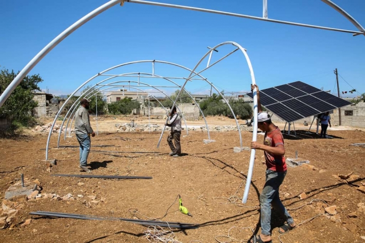 في إطار التزامها الراسخ تجاه الشعب السوري.. مؤسسة الآغا خان تسلم هياكل بيوت بلاستيكية وأنظمة ضخّ من الآبار بريف دمشق ومصياف