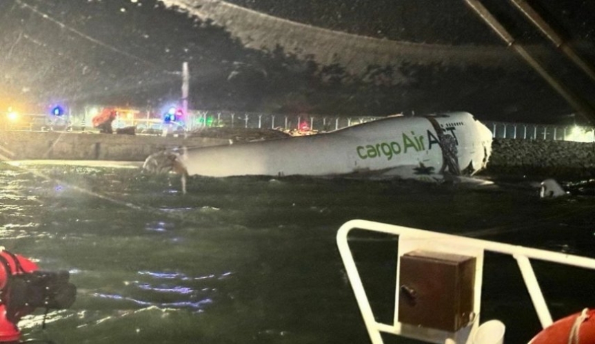 مصرع شخصين في انزلاق طائرة شحن إماراتية خارج مدرج مطار هونغ كونغ