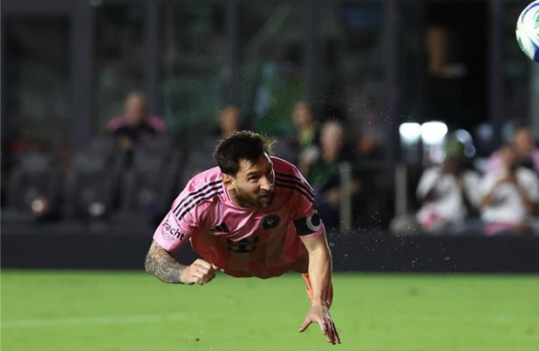 بهدف نادر بالرأس.. ميسي يقود إنتر ميامي للفوز على ناشفيل بثلاثية 