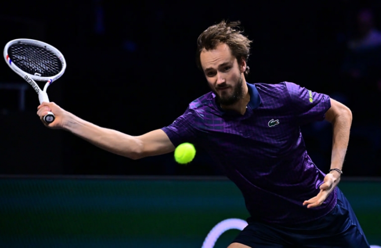 الروسي مدفيديف يبلغ دور الـ16 في باريس بعد انسحاب منافسه البلغاري 