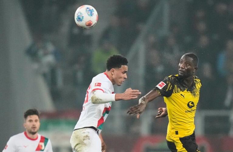 دورتموند يتخطى أوغسبورغ ويرتقي إلى وصافة 