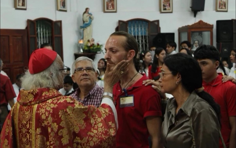 الفنان السوري أويس مخللاتي يكشف تفاصيل انتقاله من الديانة الإسلامية إلى الديانة المسيحية