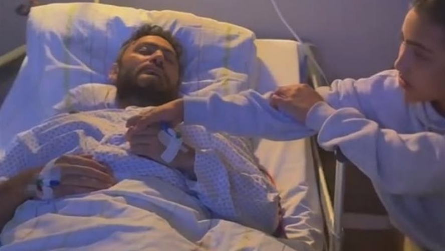 بعد جراحة دقيقة لاستئصال ورم في الكلى.. تامر حسني يعود إلى القاهرة