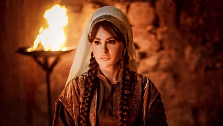 ديمة قندلفت تشوّق الجمهور بصورة من كواليس “النويلاتي”