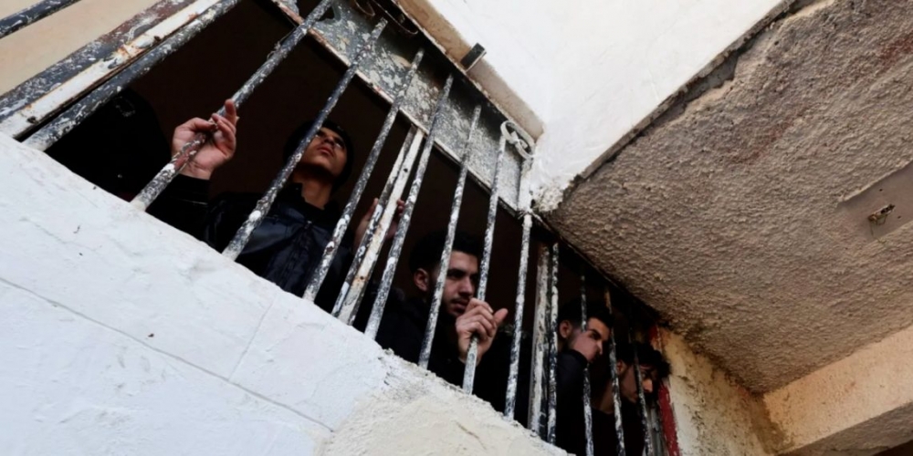 المرصد السوري: انتهاكات جسيمة وانتشار واسع للأمراض وسوء المعاملة داخل سجن عدرا المركزي