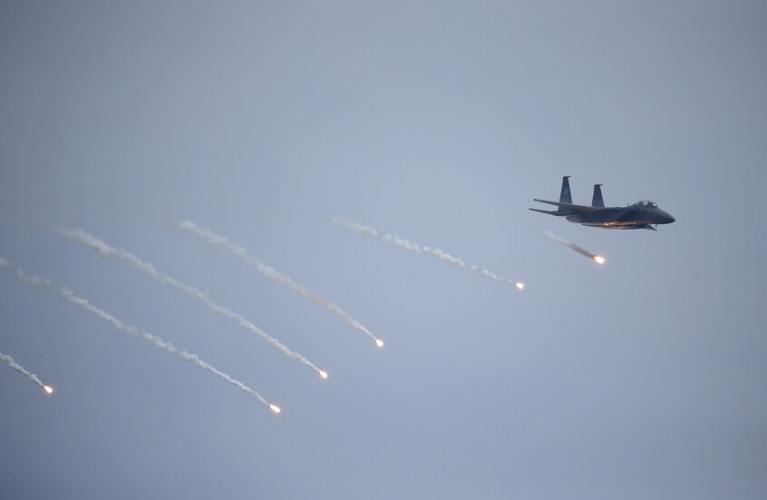 القوات الأمريكية تنفذ ضربات مكثفة ضد البنية التحتية لداعش ومواقع الأسلحة في سوريا بمشاركة مقاتلات أردنية