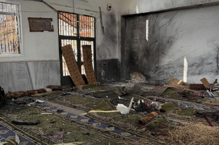 نحو 10 شهداء و21 جريحاً في حصيلة غير نهائية بتفجير إرهابي داخل مسجد الإمام علي بن أبي طالب بحمص