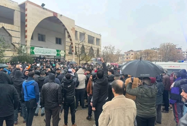 أهالي حمص يشيّعون شهداء التفجير الإرهابي مؤكدين رفض الفتنة الطائفية