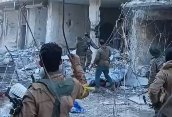 انتهاكات صادمة لعناصر الحكومة الانتقالية.. إلقاء عنصر نسائي من “الأسايش” من سطح مبنى واعتداءات مهينة بحق أسرى