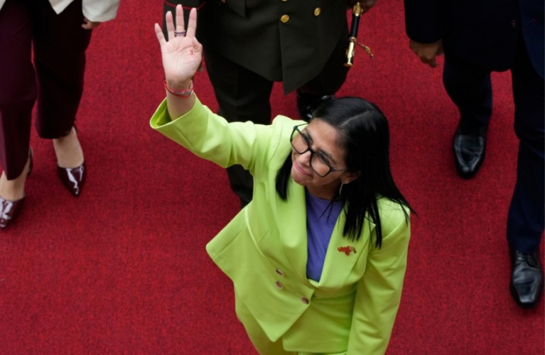 الجيش الفنزويلي يعلن الولاء للرئيسة الانتقالية ديلسي رودريغيز