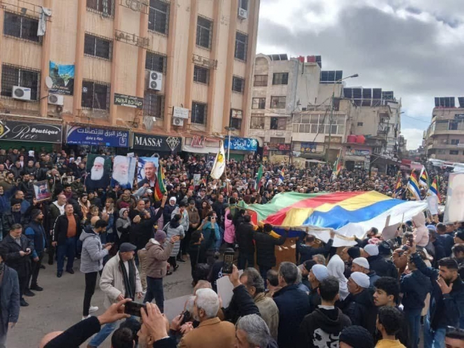 تحت شعار “نكون أو لا نكون”.. آلاف المتظاهرين يحتشدون في السويداء للمطالبة بتحقيق مطالبهم