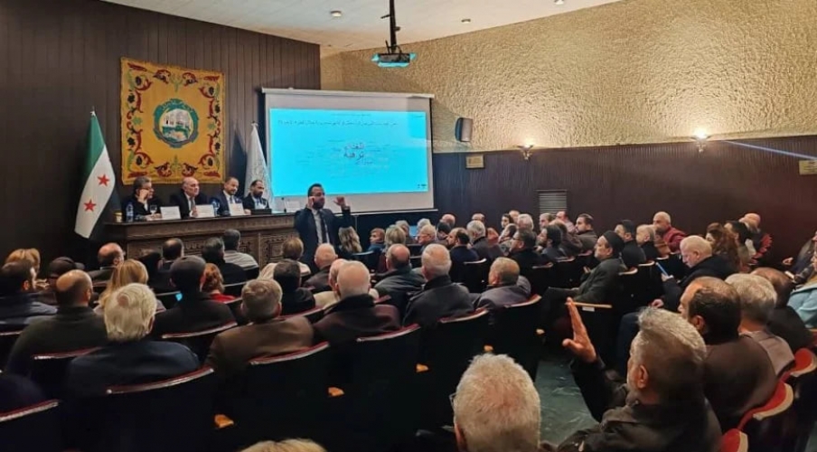 تجار دمشق يحتجون على سياسات الحكومة المؤقتة ويتهمونها بالإقصاء والفساد