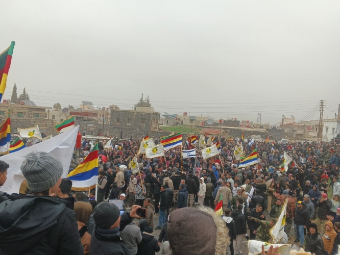 الآلاف يتظاهرون في مدينة شهبا بالسويداء للمطالبة بفتح معابر إنسانية وحق تقرير المصير