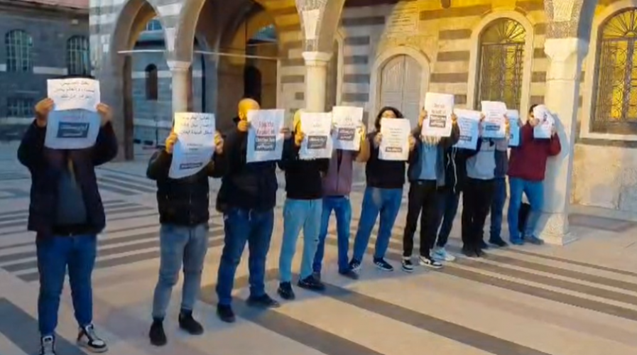 وقفة احتجاجية في دمشق للمطالبة ببيان إدانة بعد مقتل سيدة في حمص