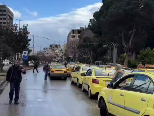 اعتصام لسائقي التاكسي في حمص احتجاجاً على تطبيقات التوصيل