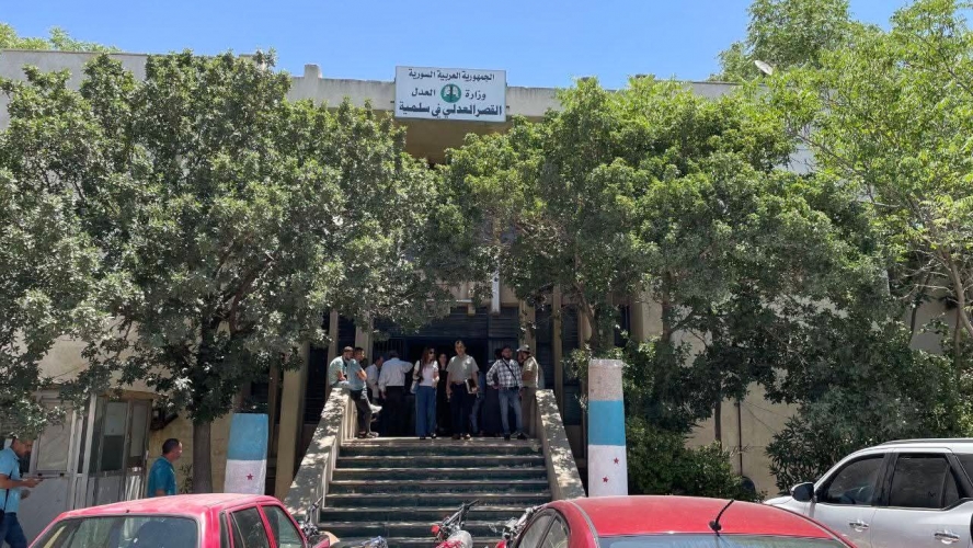 توقيف موظفة في محكمة سلمية لعدة ساعات بسبب تناولها الدواء في رمضان