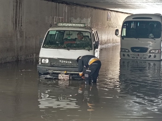 هشاشة البنية الخدمية تتسبب بغمر منازل السوريين وتلحق أضراراً بالممتلكات