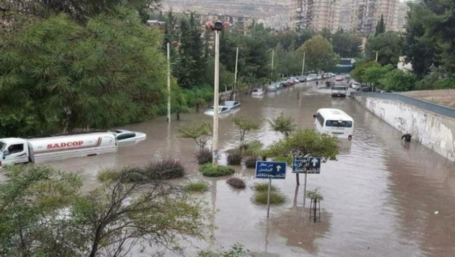 فيضانات في دمشق تمتد إلى أحياء عدة وتغمر منازل المدنيين وسط مناشدات للتدخل