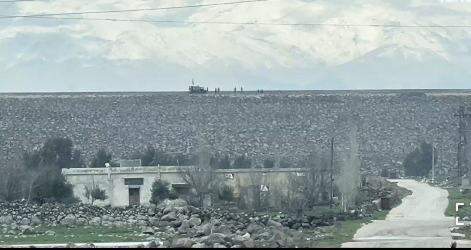 قوات الاحتلال تتوغل في عدة مناطق وتعتقل شاباً عند سد المنطرة بريف القنيطرة