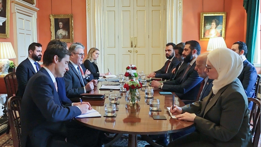 الشرع وستارمر يبحثان التعاون الثنائي والقضايا الإقليمية