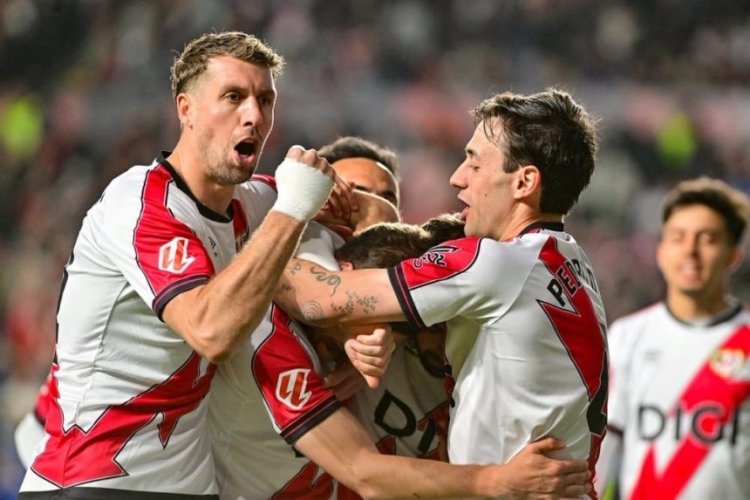 رايو فايكانو الإسباني يهزم ضيفه آيك أثينا اليوناني في دوري المؤتمر الأوروبي