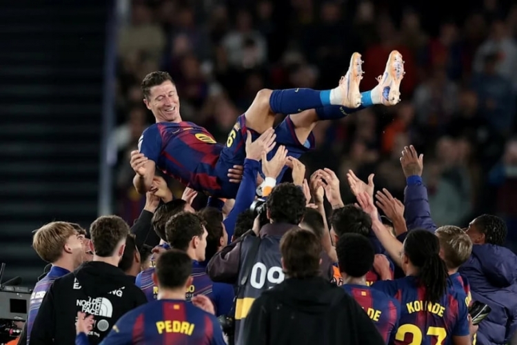 برشلونة يهزم ريال بيتيس بثلاثية وليفاندوفسكي يودع جماهير البرشا