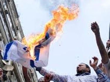 متظاهرون يحرقون العلم الاسرائيلي امام السفارة الاسرائيلية