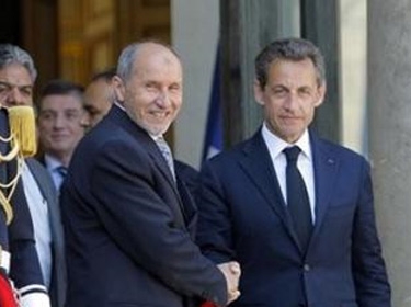 ساركوزي لمصطفى عبد الجليل: الجزائر العام القادم