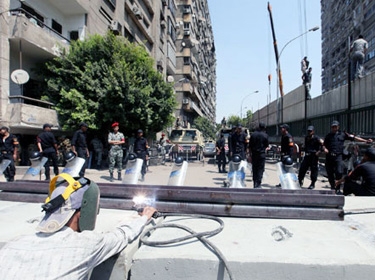 جدار من الإسمنت والفولاذ حول السفارة الإسرائيلية في القاهرة