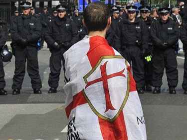 متطرفون يرفعون الصليب في تظاهرة ضد الإسلام ببريطانيا