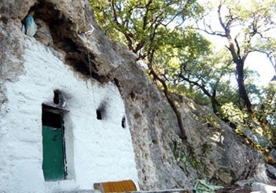 مغارة السيدة العذراء في قاع وادي القطربية.. كهف حجري تزينه أشجار السنديان والغار   