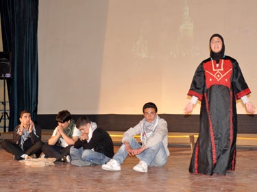 عرض مسرحي غنائي ومعرض فني بمناسبة عيد الأم