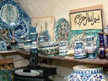 شابة سورية تتقن صناعة الورود والتحف الفنية من السيراميك  