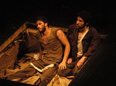 طلاب التمثيل يقدمون مسرحية 