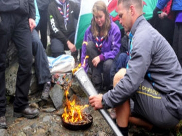 فوق جبل سنودون في ويلز شعلة دورة الالعاب الاولمبية للمعاقين 