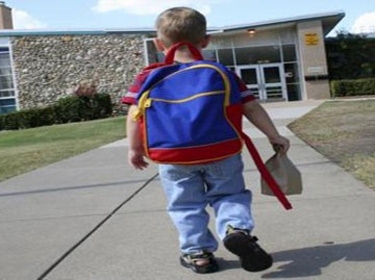 اليوم الأول للطفل في المدرسة.. قلق الانفصال وخوف من مواجهة مجتمع جديد وأشخاص غرباء