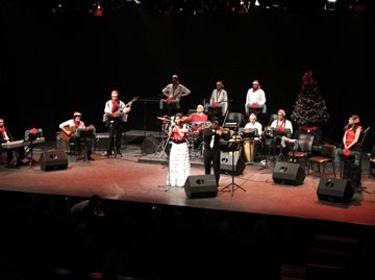 تشيلي باند تعيد ألق الموسيقا اللاتينية على مسرح الحمراء