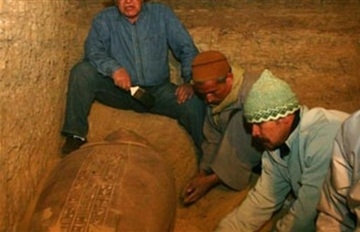 العثورعلى تمثال لإله الحب والجمال عند الإغريق بالغاب 