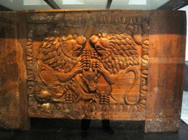 متحف حماة الوطني يزخر بمعروضات أثرية فريدة... مدافن خشبية وحجرية نادرة تروي حضارات عريقة متعددة