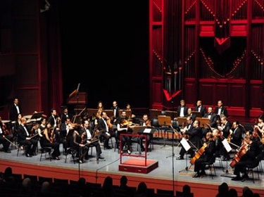 الفرقة السيمفونية تقدم روائع كلاسيكية بنسختها الأصلية